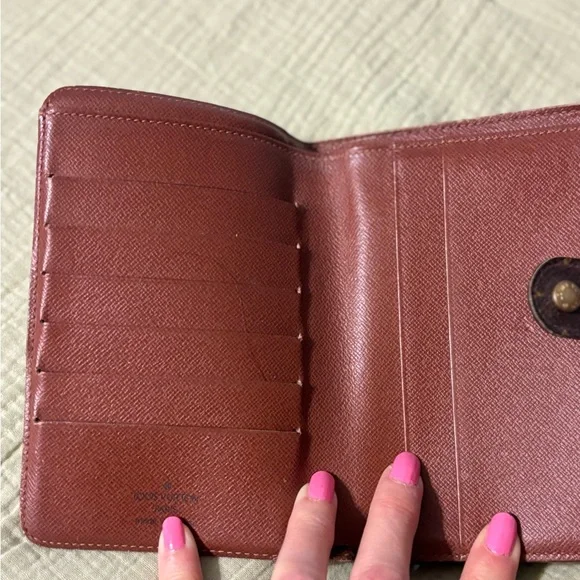 Louis Vuitton Brown and Gold Wallet with Iconic Monogram Design - Picture 4 of 15